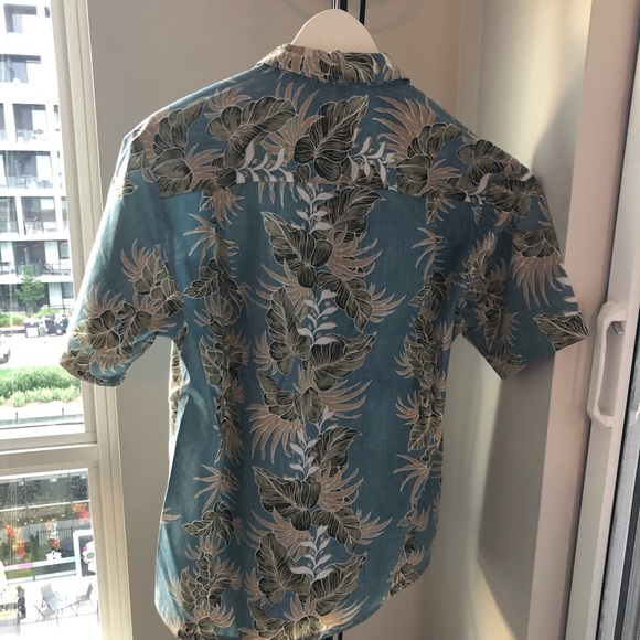 Hawaiian short sleeve button-up - Picture 2 of 7